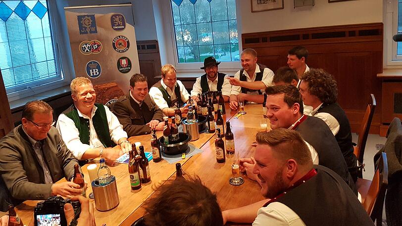 Paulaner-Chef Andreas Steinfatt (2.v.l.) &ndash; hier mit einigen der frechen Maibaum-Räuber &ndash; hat gut lachen: Die Brauer sind bei der Auslöse gut weggekommen.