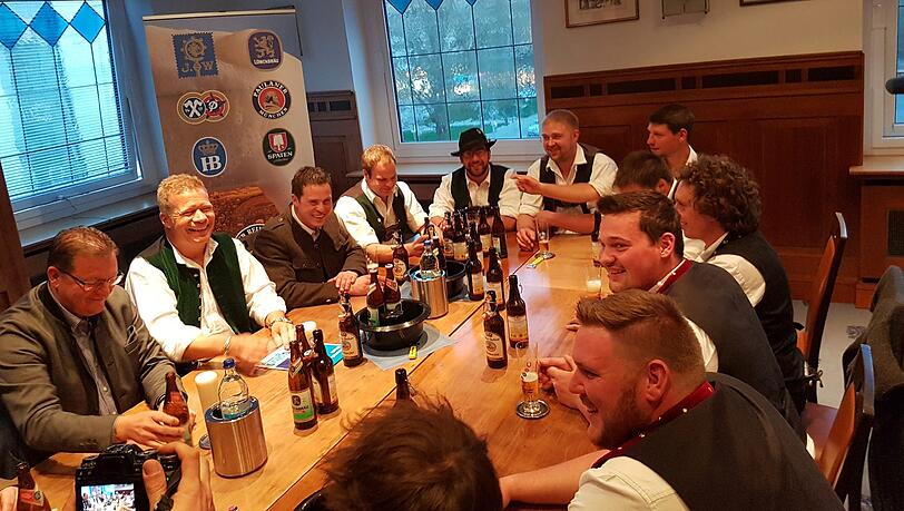 Paulaner-Chef Andreas Steinfatt (2.v.l.) – hier mit einigen der frechen Maibaum-Räuber – hat gut lachen: Die Brauer sind bei der Auslöse gut weggekommen. Paulaner-Chef Andreas Steinfatt (2.v.l.) – hier mit einigen der frechen Maibaum-Räuber – hat gut lachen: Die Brauer sind bei der Auslöse gut weggekommen.