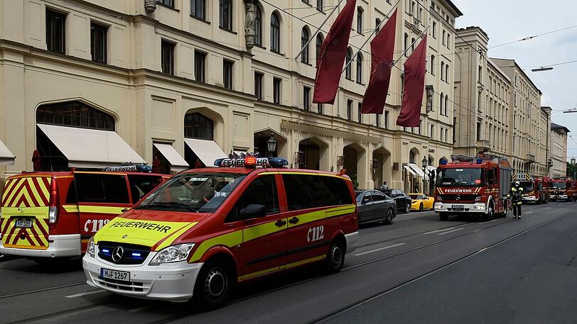 Ein Löschzug der Feuerwehr vor dem Hotel Vier Jahreszeiten.