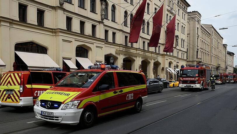 Ein Löschzug der Feuerwehr vor dem Hotel Vier Jahreszeiten. Ein Löschzug der Feuerwehr vor dem Hotel Vier Jahreszeiten.