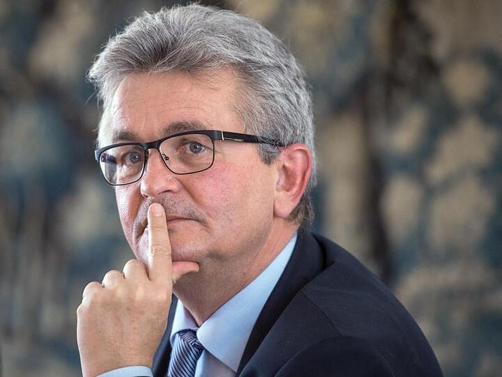 Der vbm-Hauptgeschäftsführer Bertram Brossardt spricht während einer Pressekonferenz. Foto: picture alliance/dpa/Archiv