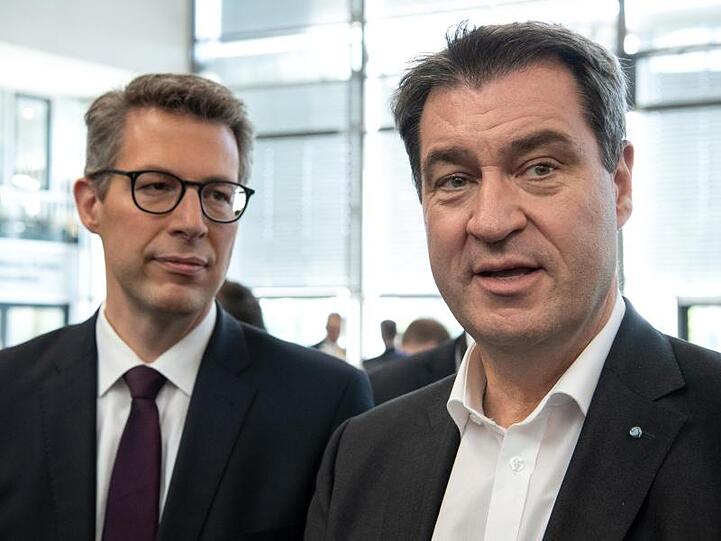 Markus Blume (l.), CSU-Generalsekretär, und Markus Söder (CSU), Ministerpräsident von Bayern. Foto: Sina Schuldt/Archivbild