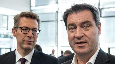 Markus Blume (l.), CSU-Generalsekretär, und Markus Söder (CSU), Ministerpräsident von Bayern. Foto: Sina Schuldt/Archivbild