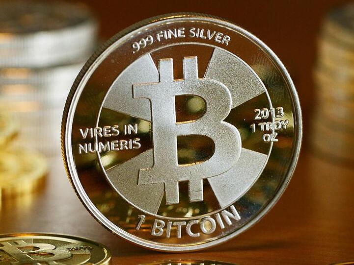 Wer Bitcoins hält, kann sich freuen: Der Kurs der Kryptowährung ist nach oben geschnellt.