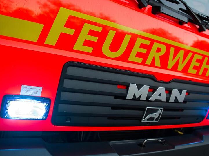 Ein Löschfahrzeug der Feuerwehr. Foto: Daniel Bockwoldt/dpa/Archivbild