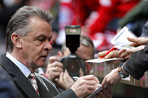 Ottmar Hitzfeld und die Fans - ab und zu ein Lächeln.