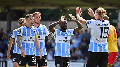Der TSV 1860 gewinnt gegen den Karlsruher SC mit 4:0.
