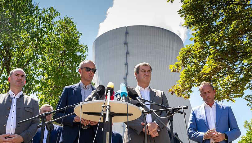 Sie schauen, als ob sie gerade von Robert Habecks Plänen erfahren hätten, den Meiler nur als "Notreserve" vorzuhalten (v. l.): Bayerns Wirtschaftsminister Hubert Aiwanger (Freie Wähler), CDU-Chef Friedrich Merz, Ministerpräsident Markus Söder (CSU) und Umweltminister Thorsten Glauber (Freie Wähler) bei ihrem Besuch im AKW Isar 2 Anfang August. Sie schauen, als ob sie gerade von Robert Habecks Plänen erfahren hätten, den Meiler nur als "Notreserve" vorzuhalten (v. l.): Bayerns Wirtschaftsminister Hubert Aiwanger (Freie Wähler), CDU-Chef Friedrich Merz, Ministerpräsident Markus Söder (CSU) und Umweltminister Thorsten Glauber (Freie Wähler) bei ihrem Besuch im AKW Isar 2 Anfang August.