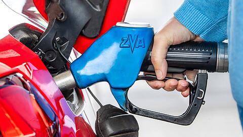 Geht's ein bisserl günstiger? Länger im Umland suchen und nicht direkt an der Autobahn Halt machen, das kann sich beim Tanken lohnen.