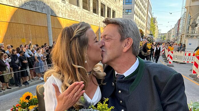 Wiesn-Wirt Peter Reichert machte seiner Partnerin Franziska Kohlpaintner auf der Kutschfahrt zur Theresienwiese einen Heiratsantrag.