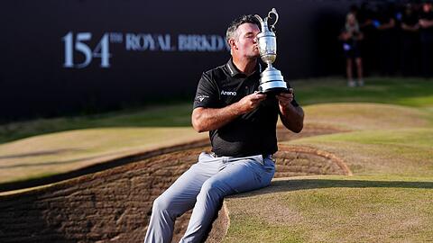 Ryan Fox k&uuml;sst nach seinem Sieg die Troph&auml;e.
