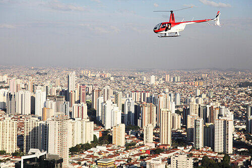 Sao Paulo, ein Häusermeer: 20 Millionen Menschen leben in der Wirtschafts-Metropole. Und oft sind die Straßen so verstopft, dass Geschäftsleute lieber den Helikopter nehmen.