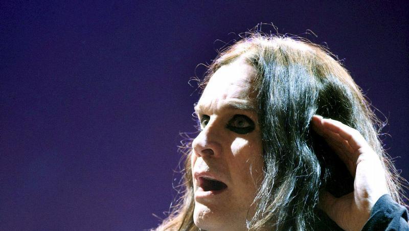 Ozzy Osbourne stellt auf seiner Europatour seinen Ruf als Pausenclown der Rockmusik unter Beweis. Ozzy Osbourne stellt auf seiner Europatour seinen Ruf als Pausenclown der Rockmusik unter Beweis.