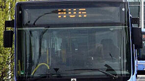 Gegen die Frontscheibe eines Linienbusses ist der 36-Jährige geprallt. (Symbolbild) Gegen die Frontscheibe eines Linienbusses ist der 36-Jährige geprallt. (Symbolbild)