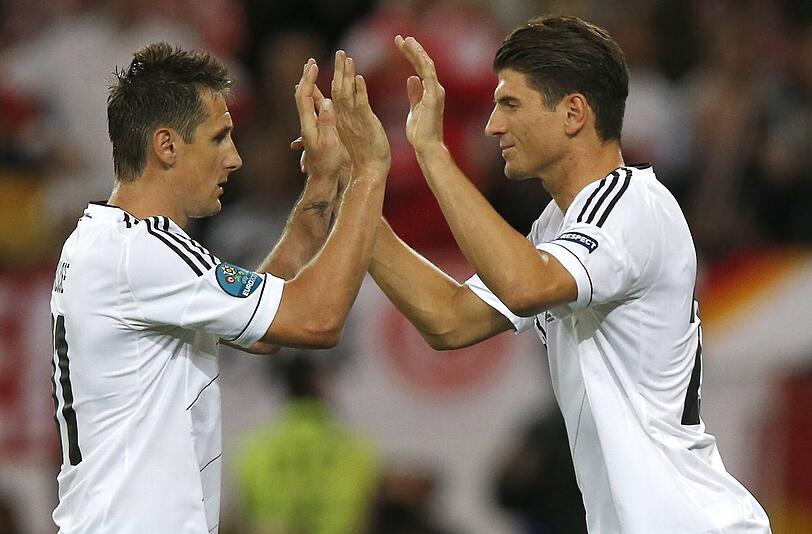 Beide Italien-Legionäre, im DFB-Team Konkurrenten: Miro Klose (l.) und Mario Gomez.