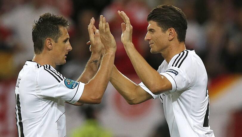 Beide Italien-Legionäre, im DFB-Team Konkurrenten: Miro Klose (l.) und Mario Gomez. Beide Italien-Legionäre, im DFB-Team Konkurrenten: Miro Klose (l.) und Mario Gomez.