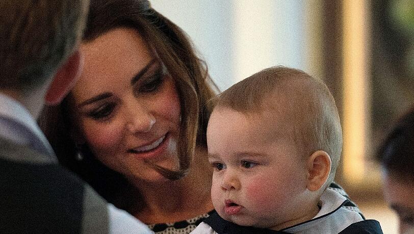 Royal Baby in der Krabbelgruppe. Der kleine Prinz schien sichtlich Spaß zu haben. Die süßen Fotos von der Krabbel-Party. Royal Baby in der Krabbelgruppe. Der kleine Prinz schien sichtlich Spaß zu haben. Die süßen Fotos von der Krabbel-Party.