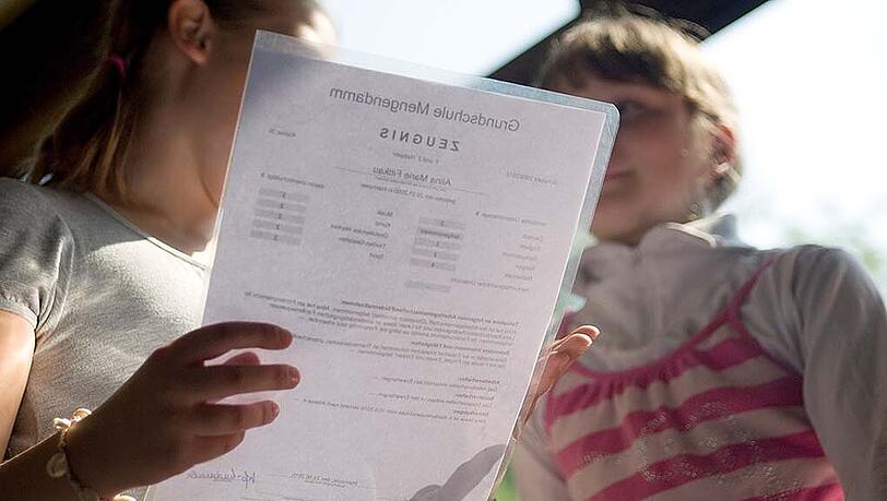 Am Montag haben Bayerns Grundschüler ihr Übertrittszeugnis erhalten. Die SPD und Grünen sind dagegen. (Archivbild) Am Montag haben Bayerns Grundschüler ihr Übertrittszeugnis erhalten. Die SPD und Grünen sind dagegen. (Archivbild)