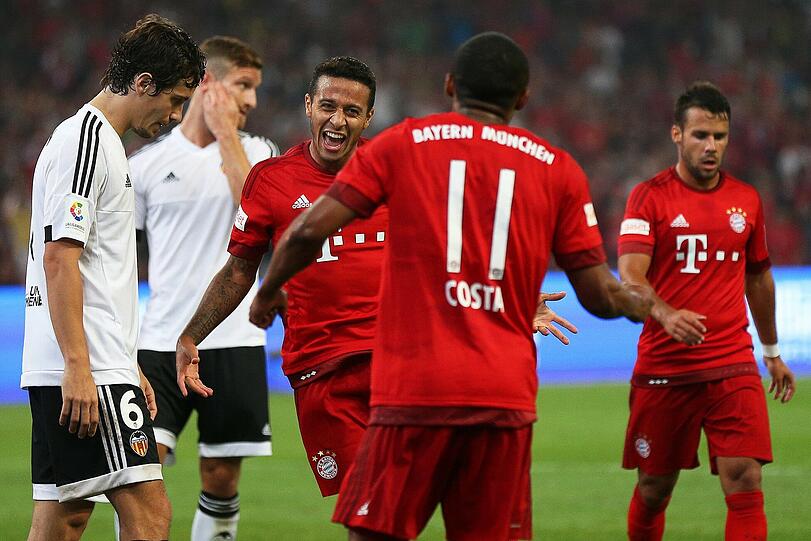 Thiago jubelt in der Vorbereitung mit Douglas Costa. Sitzt der Pep-Liebling gegen den HSV auf der Bank?