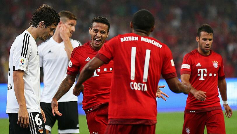 Thiago jubelt in der Vorbereitung mit Douglas Costa. Sitzt der Pep-Liebling gegen den HSV auf der Bank? Thiago jubelt in der Vorbereitung mit Douglas Costa. Sitzt der Pep-Liebling gegen den HSV auf der Bank?