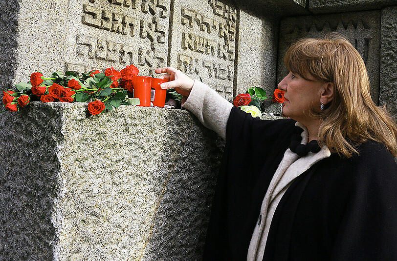 Petra Reiter, Frau des Oberbürgermeisters, bei der Namenslesung zum Progrom-Tag am Gedenkstein der Hauptsynagoge.