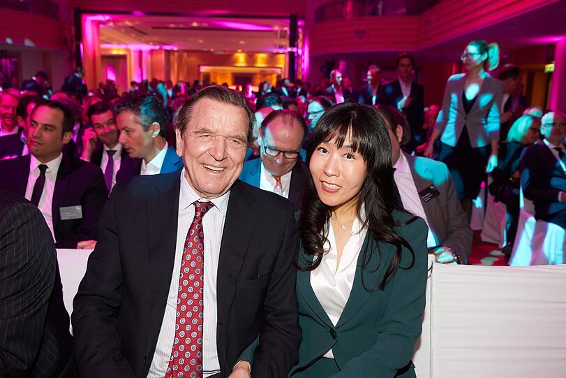Alt-Kanzler Gerhard Schröder mit seiner neuen Lebensgefährtin Soyeon Kim.