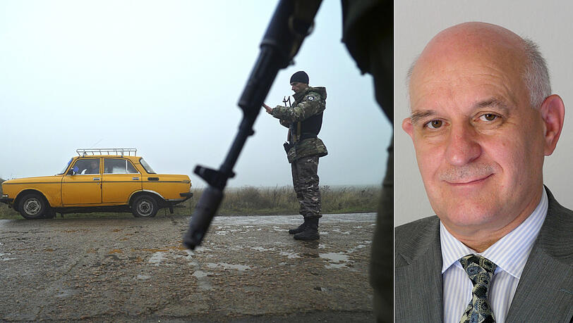 Berdyansk in der Ukraine: Ein Auto wird an einem mit ukrainischen Polizisten besetzten Kontrollpunkt angehalten. Rechts im Bild der Sicherheitsexperte Wolfgang Richter. Berdyansk in der Ukraine: Ein Auto wird an einem mit ukrainischen Polizisten besetzten Kontrollpunkt angehalten. Rechts im Bild der Sicherheitsexperte Wolfgang Richter.