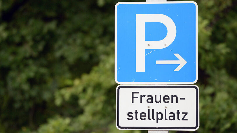 Mittlerweile in vielen Städten zu finden: Frauenparkplätze.