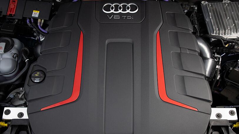 Der V8 TDI wird von zwei Turbos beatmet und von einem elektrisch angetriebenen Verdichter dynamisiert.