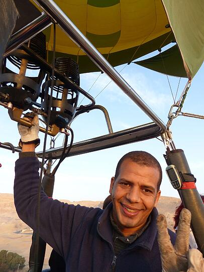 Ballonpilot Hisham im Einsatz über Theben West