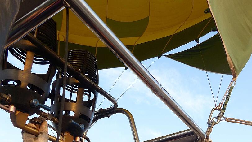 Ballonpilot Hisham im Einsatz über Theben West Ballonpilot Hisham im Einsatz über Theben West
