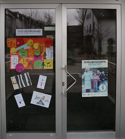 Die Plakate hängen im Eingangsbereich.