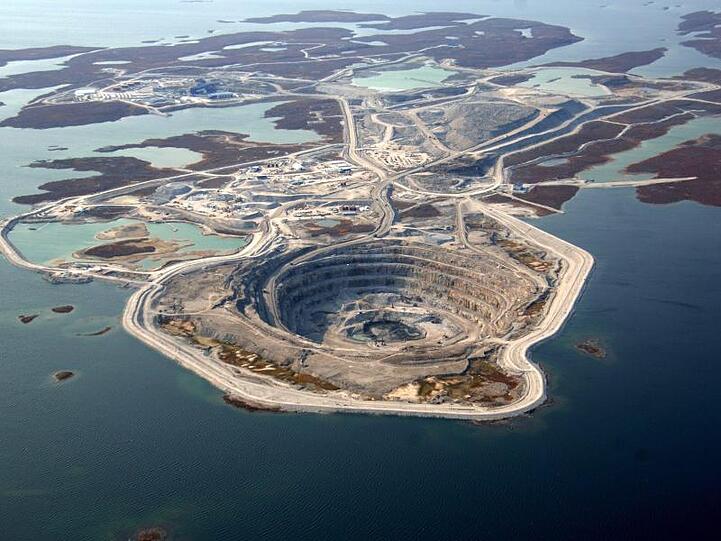 Blick auf die Diavik Diamond Mine knapp 220 Kilometer südlich des Polarkreises.
