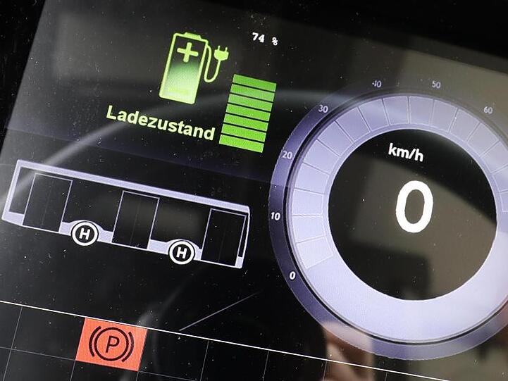 Die Tachometeranzeige mit Ladezustand in einem Elektrobus bei seiner ersten Fahrt im Fahrgastbetrieb. Foto: Christian Charisius/Archivbild