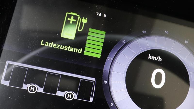 Die Tachometeranzeige mit Ladezustand in einem Elektrobus bei seiner ersten Fahrt im Fahrgastbetrieb. Foto: Christian Charisius/Archivbild Die Tachometeranzeige mit Ladezustand in einem Elektrobus bei seiner ersten Fahrt im Fahrgastbetrieb. Foto: Christian Charisius/Archivbild