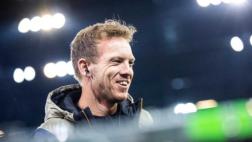 Münchens Trainer Julian Nagelsmann steht vor einem Spiel im Stadion.