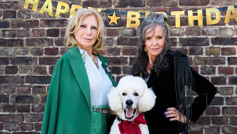 "Mona & Marie - Ein etwas anderer Geburtstag": Der Geburtstag von Mona (Maren Kroymann, l.) verläuft ganz anders als von ihrer Schwester Marie (Ulrike Kriener, r.) geplant.