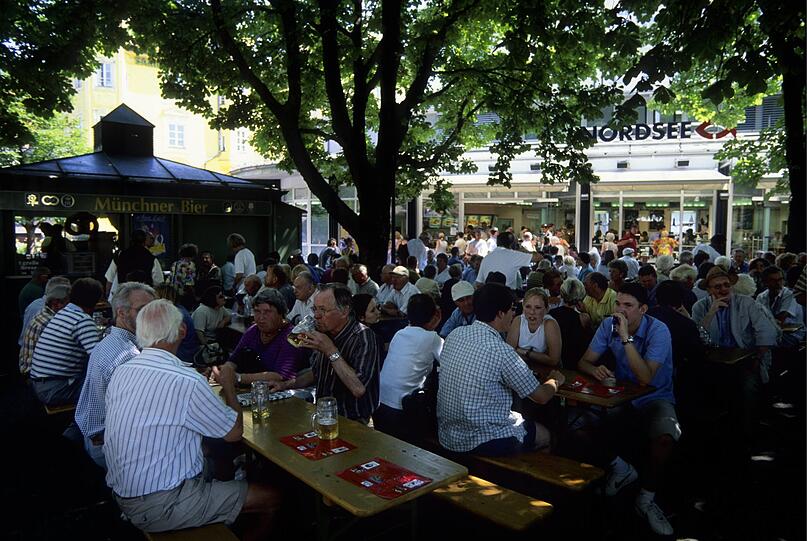Heute sieht man die Nordsee vor lauter Biergarten fast nicht. 1970 wurde er eröffnet. Eine Straße gibt's hier seitdem nicht mehr.