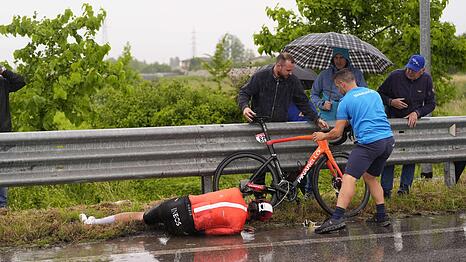 Sturz des Radfahrers Joshua Tarling.