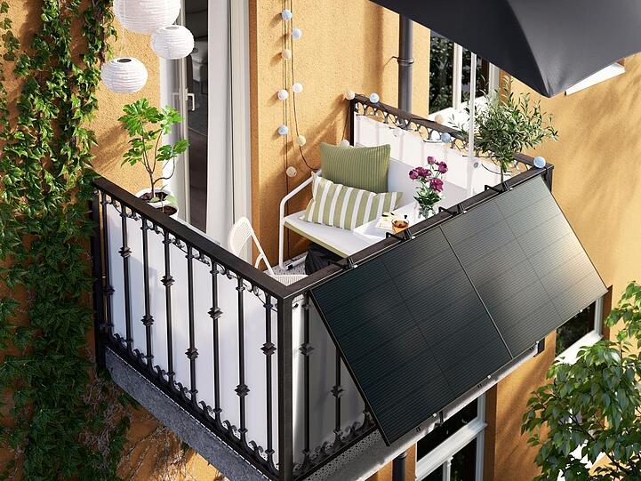 Das Balkonkraftwerk von Ikea. DasUnternehmen wirbt damit, dass man das Solarpanel auch ohne Handwerkkenntnisse am Balkon anbringen kann.