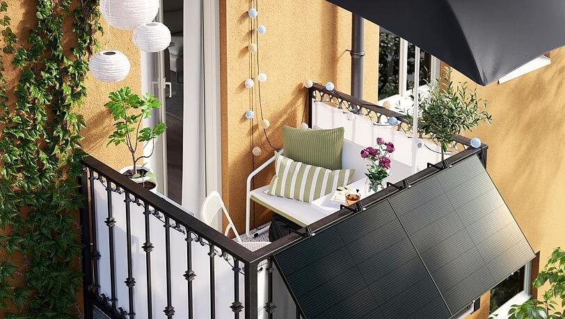 Das Balkonkraftwerk von Ikea. DasUnternehmen wirbt damit, dass man das Solarpanel auch ohne Handwerkkenntnisse am Balkon anbringen kann. Das Balkonkraftwerk von Ikea. DasUnternehmen wirbt damit, dass man das Solarpanel auch ohne Handwerkkenntnisse am Balkon anbringen kann.