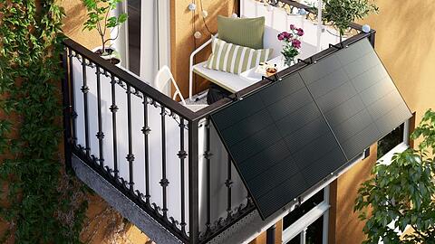 Das Balkonkraftwerk von Ikea. DasUnternehmen wirbt damit, dass man das Solarpanel auch ohne Handwerkkenntnisse am Balkon anbringen kann.