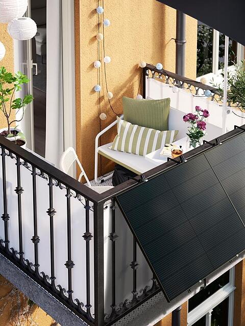 Das Balkonkraftwerk von Ikea. DasUnternehmen wirbt damit, dass man das Solarpanel auch ohne Handwerkkenntnisse am Balkon anbringen kann.