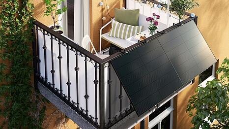 Das Balkonkraftwerk von Ikea. DasUnternehmen wirbt damit, dass man das Solarpanel auch ohne Handwerkkenntnisse am Balkon anbringen kann.
