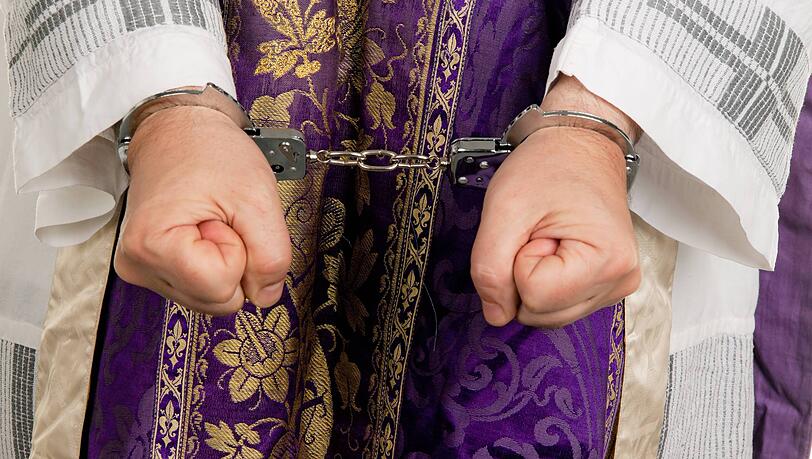 Symbolbild: Immer wieder wird auch Geistlichen sexueller Missbrauch vorgeworfen. Oftmals wird die Aufarbeitung seitens der Kirche kritisiert. Symbolbild: Immer wieder wird auch Geistlichen sexueller Missbrauch vorgeworfen. Oftmals wird die Aufarbeitung seitens der Kirche kritisiert.
