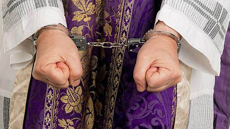 Symbolbild: Immer wieder wird auch Geistlichen sexueller Missbrauch vorgeworfen. Oftmals wird die Aufarbeitung seitens der Kirche kritisiert.