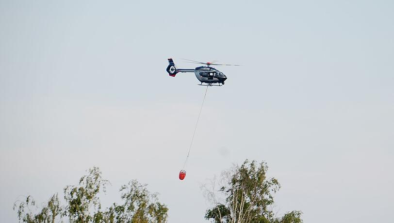 Am Sonntag werden zwei Hubschrauber zum Löschen eingesetzt. Am Sonntag werden zwei Hubschrauber zum Löschen eingesetzt.