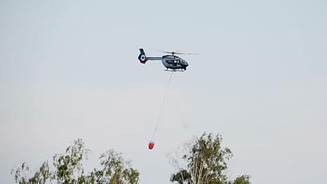 Am Sonntag werden zwei Hubschrauber zum L&ouml;schen eingesetzt.