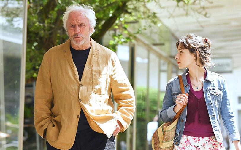 Sofia (Senita Huskić) und Georg (Günther Maria Halmer) können sich gegenseitig helfen. Und sie könnten sogar Freude dabei empfinden. Ist das die Erkenntnis von "Trapps Sommer"? Sofia (Senita Huskić) und Georg (Günther Maria Halmer) können sich gegenseitig helfen. Und sie könnten sogar Freude dabei empfinden. Ist das die Erkenntnis von "Trapps Sommer"?