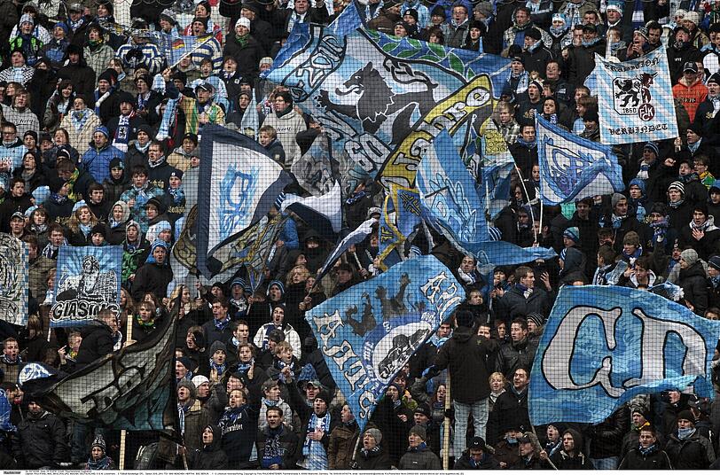 Ein blaues Fahnen-Meer: Holen die Sechzger gegen Aachen wichtige Punkte?
